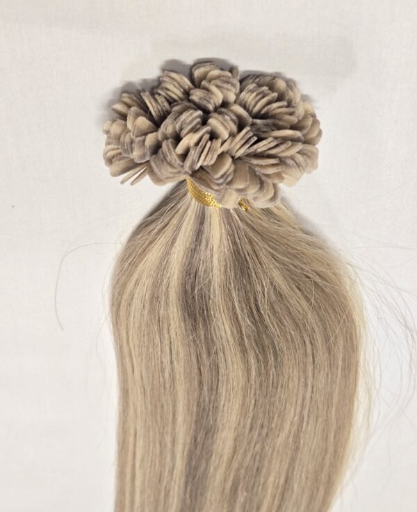 20″ 100 grams,150 strands ,100% Human V-Light Bonded Hair Extensions #18/613 Dark Blonde mixed with Platinum Blonde - Image 4